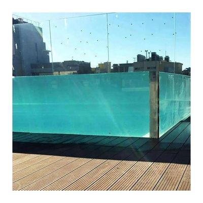 Villa in een paradijs met heldere acryl panelen en een infinity pool