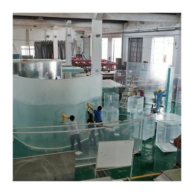 Installatie van acrylvensters op maat voor onderwater zwembaden
