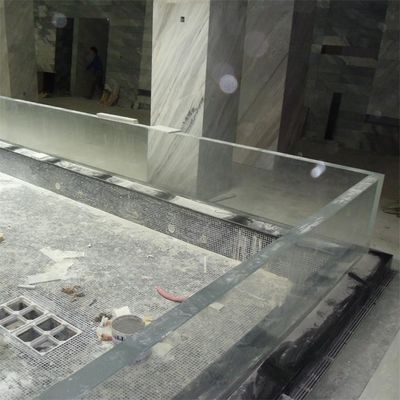 Installatie van acrylvensters op maat voor onderwater zwembaden