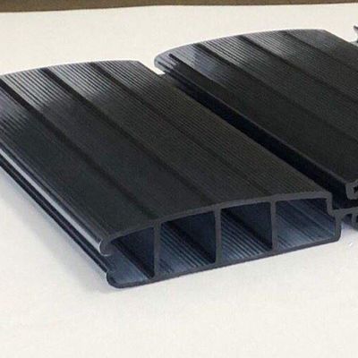 Zwart polycarbonaat zwembaddek Verleng uw zwemseizoen met een aangepast ontwerp