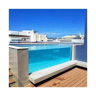 Villa in een paradijs met heldere acryl panelen en een infinity pool