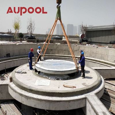 Privé zwembad met doorzichtig raam en helder acrylplaat