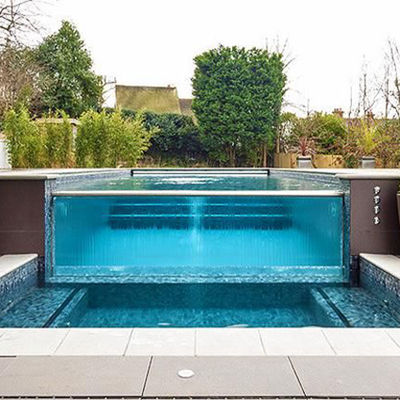 Indoor zwembad met Aupool's luxe, op maat gemaakte zwarte bodem zwembad