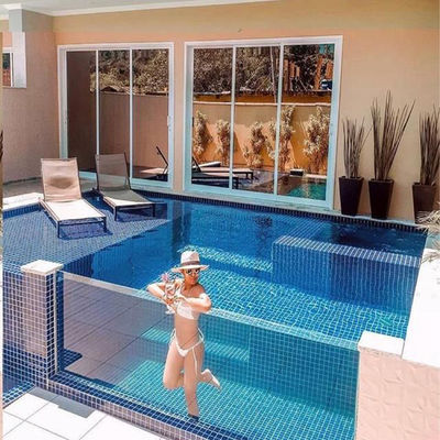 Indoor zwembad met Aupool's luxe, op maat gemaakte zwarte bodem zwembad